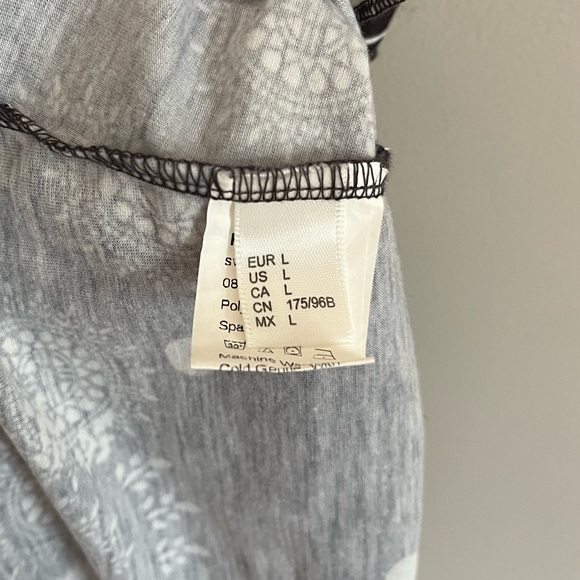 Cold shoulder patterned dress. - Picture 4 of 4